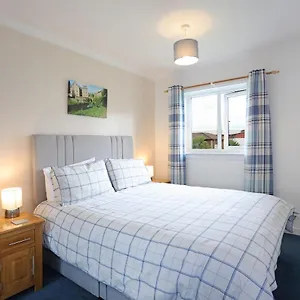 Ideal Central Location With Free On-site Private Parking Apartment